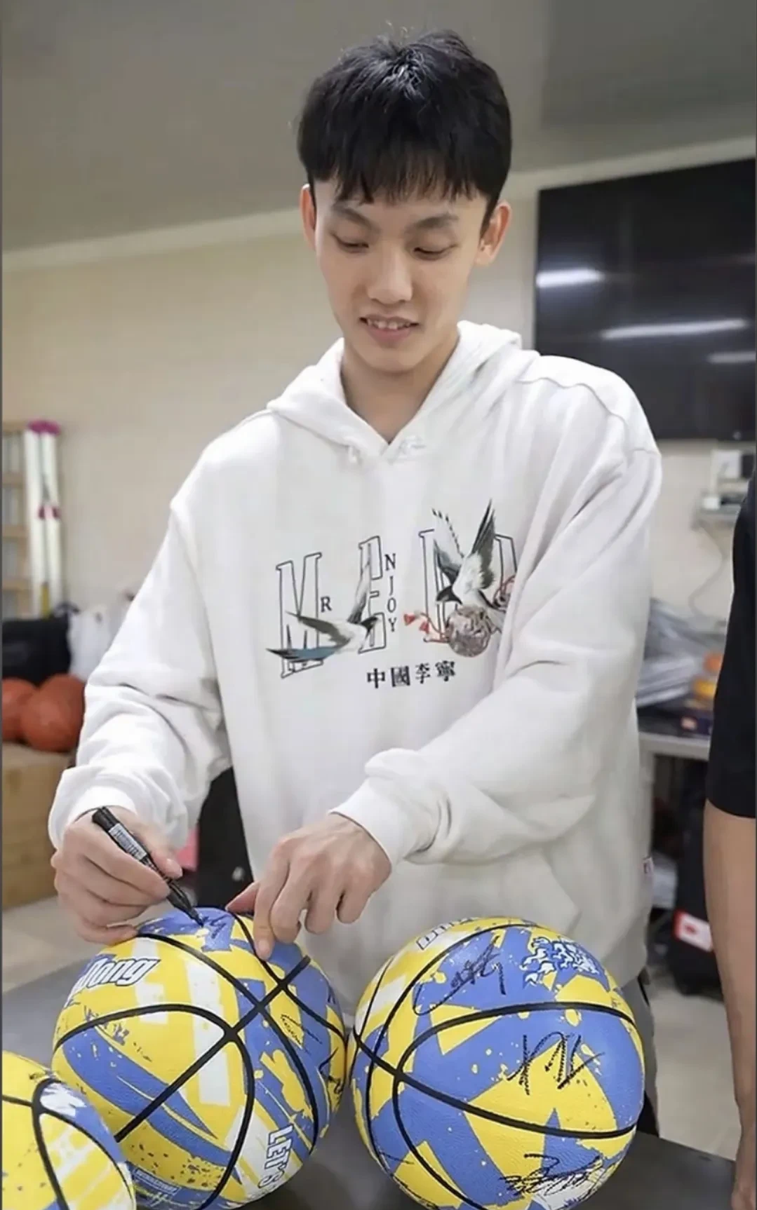 关于TheShy迎来十赛季出色发挥，RNG观众热烈欢呼！引发球迷热议的信息-金年会入口